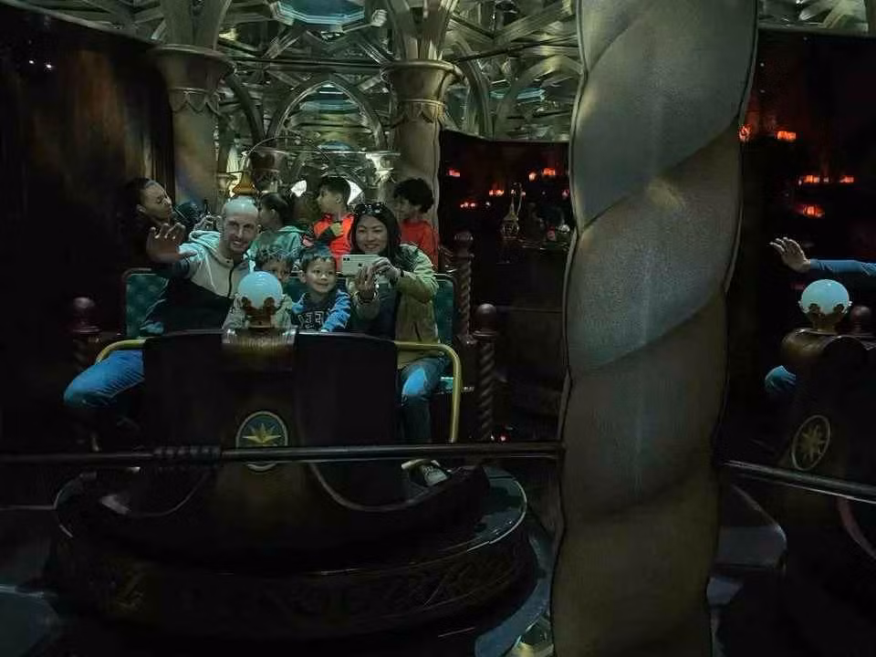 Đồng hành cùng 3 mẹ con còn có bạn gái mới của hiện tượng mạng một thời này là anh Wim Francois.