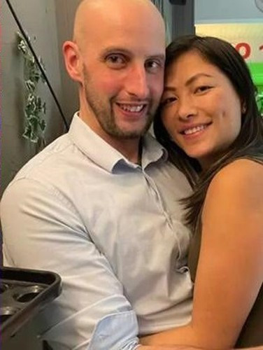 Nói về tốc độ yêu nhanh như gió (chỉ 2 tuần trò chuyện rồi nhận lời yêu), Lò Thị Mai cho hay tình cảm là chuyện khó nắm bắt và khi nó đến sẽ khó ngăn cản.