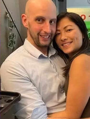 Nói về tốc độ yêu nhanh như gió (chỉ 2 tuần trò chuyện rồi nhận lời yêu), Lò Thị Mai cho hay tình cảm là chuyện khó nắm bắt và khi nó đến sẽ khó ngăn cản.