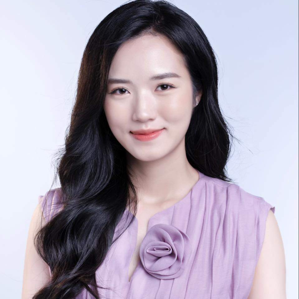 Ngoài đời, BTV Lan Chi là một người khá kín tiếng và ít đăng ảnh trên mạng xã hội. Nhưng mỗi lần xuất hiện, cô đều để lại ấn tượng với một hình ảnh trong trẻo, dịu dàng như đúng với cái tên của mình. Cô nàng theo đuổi phong cách dịu dàng với những bộ trang phục kín đáo cùng lối trang điểm nhẹ nhàng và nhận được nhiều lời khen ngợi của khán giả.