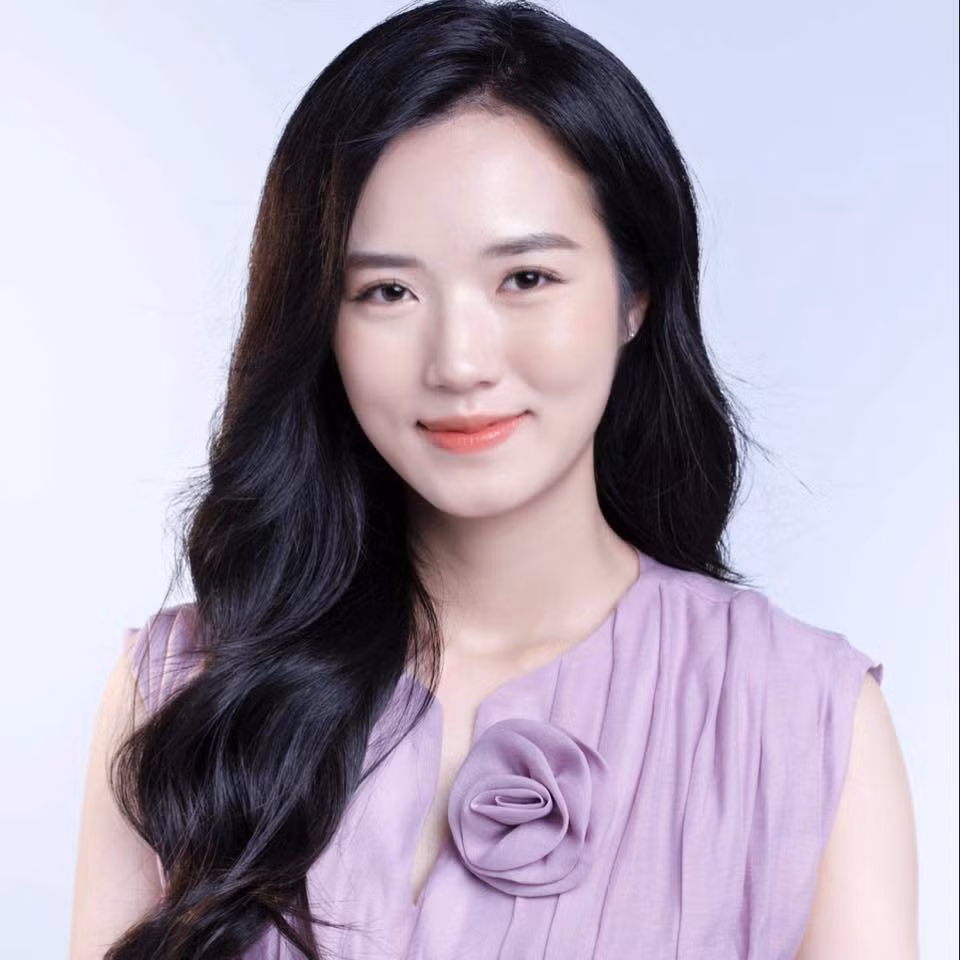 Ngoài đời, BTV Lan Chi là một người khá kín tiếng và ít đăng ảnh trên mạng xã hội. Nhưng mỗi lần xuất hiện, cô đều để lại ấn tượng với một hình ảnh trong trẻo, dịu dàng như đúng với cái tên của mình. Cô nàng theo đuổi phong cách dịu dàng với những bộ trang phục kín đáo cùng lối trang điểm nhẹ nhàng và nhận được nhiều lời khen ngợi của khán giả.