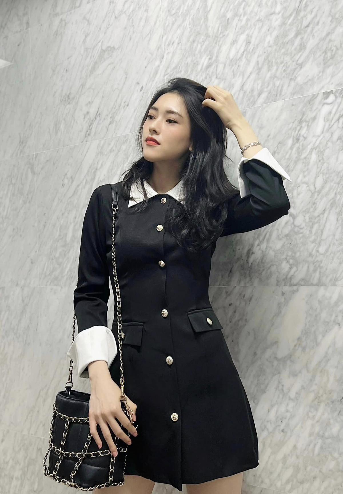 Ngoài đời, Việt Hà cũng theo đuổi phong cách trẻ trung, sang chảnh. Cô thường lựa chọn những bộ váy áo tôn lên vóc dáng xinh xắn cùng vẻ ngoài dịu dàng, thanh thuần và nhận được nhiều khen ngợi của người hâm mộ.