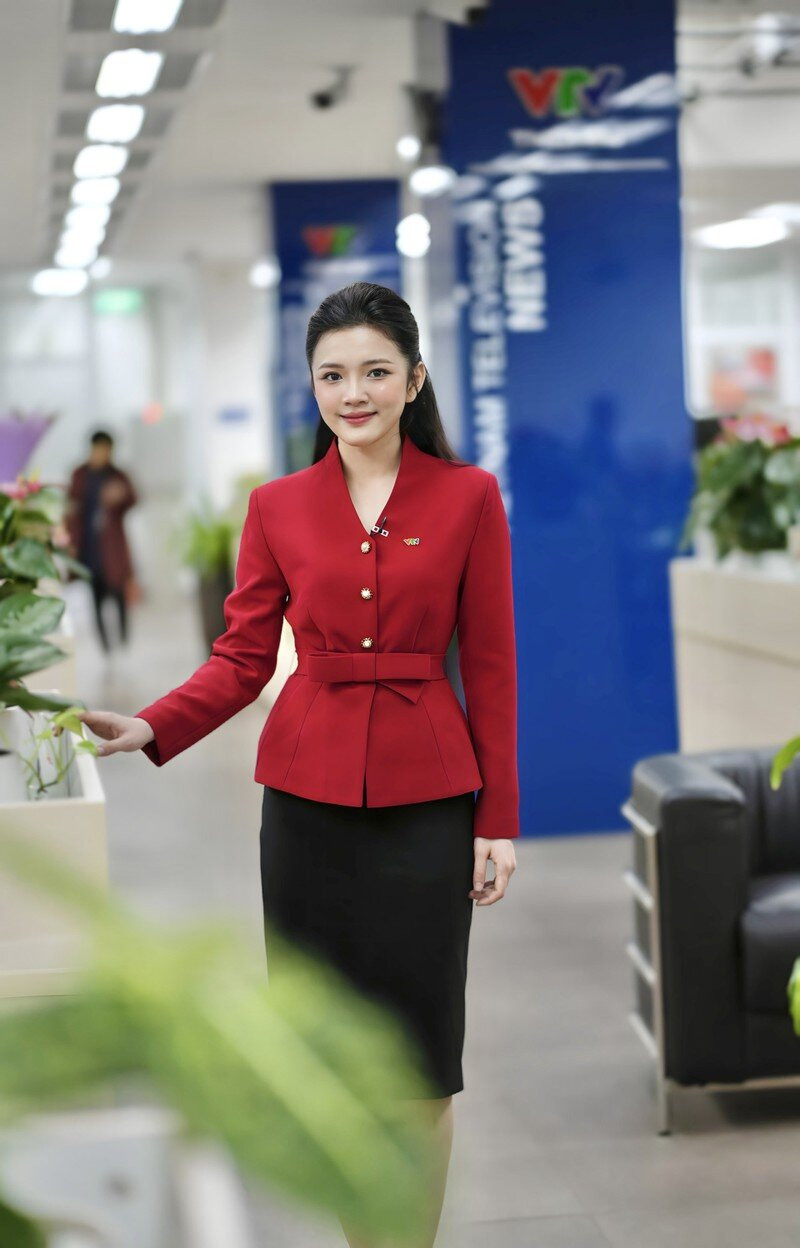 Với ước mơ trở thành một BTV truyền hình, trong vòng 1 năm Khánh Linh đã giảm hơn 23kg nhờ ăn uống điều độ, khoa học và chăm chỉ tập luyện để hướng tới mục tiêu mình mong muốn.