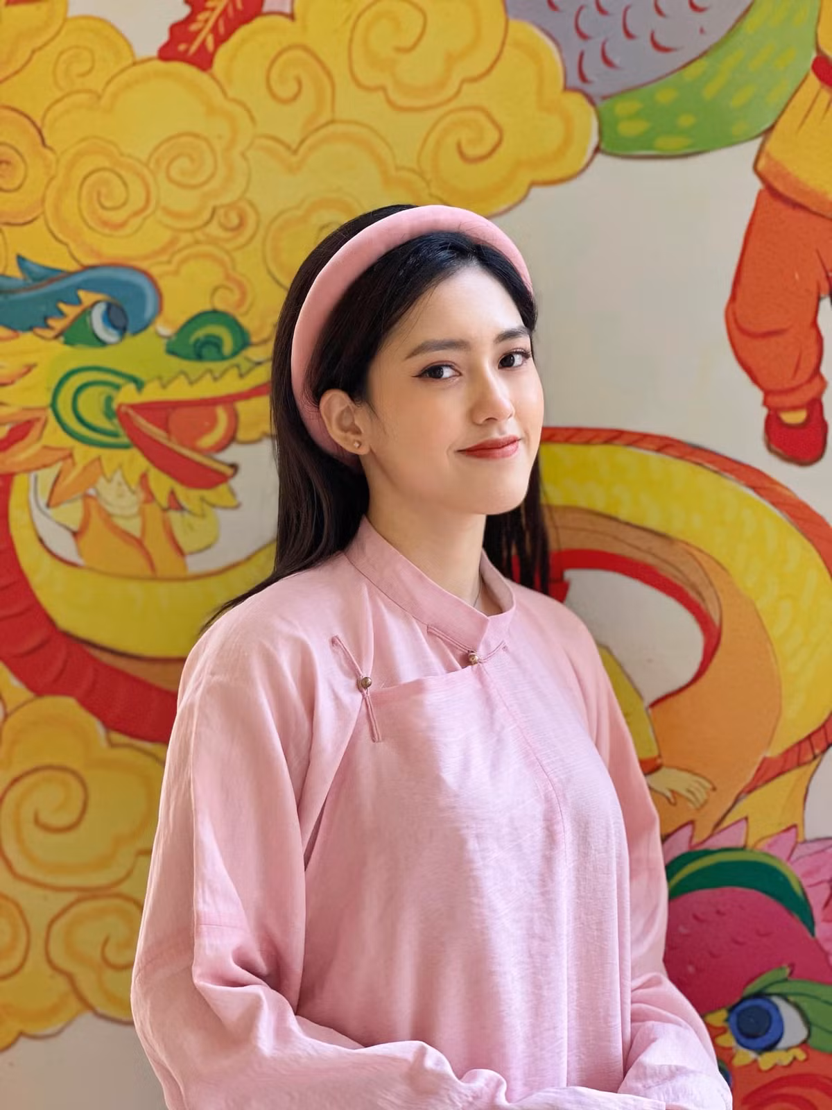 Sở hữu chiều cao 1m65, cùng vóc dáng cân đối và nhan sắc khả ái, Việt Hà cũng từng ghi danh tại cuộc thi Hoa hậu Việt Nam 2022, song cũng giống như BTV Lan Chi, người đẹp Hà thành vẫn chưa có thành tích cao. Dù vậy, năm 2023, Việt Hà lại là thí sinh được yêu thích nhất trong cuộc thi “Duyên dáng áo dài" của VTV.