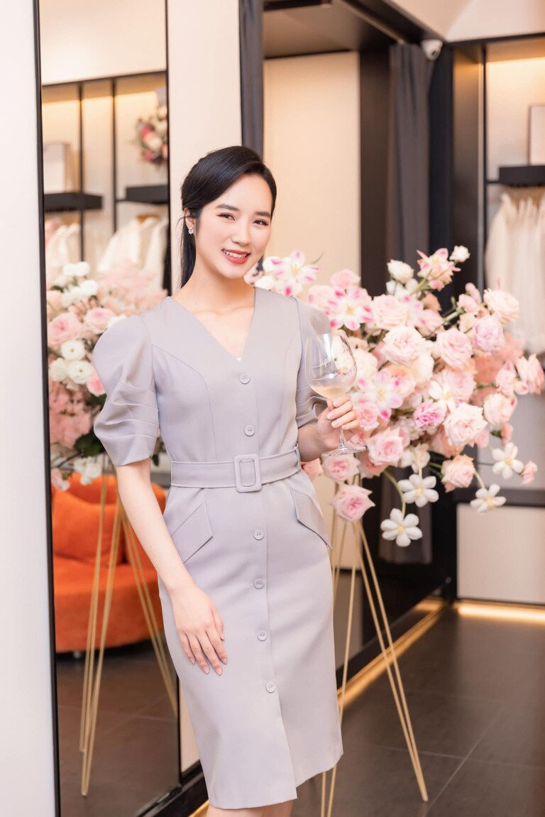 Tốt nghiệp Đại học Ngoại thương, song Lan Chi lại bén duyên với nghề BTV. Mỗi lần lên sóng, cô đều gây ấn tượng bởi nhan sắc thanh tú, trong trẻo cùng mái tóc đen dài, mượt mà.