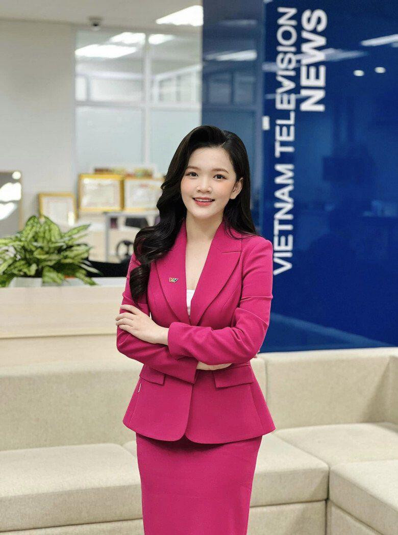 Hà Khánh Linh cũng là một trong những “tân binh” dẫn bản tin thời tiết của VTV. Dù là người mới nhưng cô bạn cũng để lại nhiều dấu ấn với ngoại hình xinh xắn, gương mặt baby cùng tính cách năng động, sôi nổi đúng chuẩn một cô nàng Gen Z.