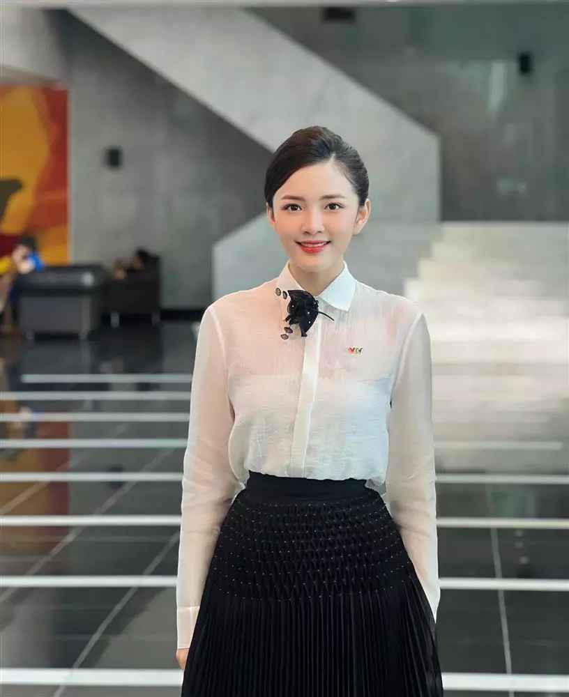 Để có được một hình ảnh hoàn hảo trước công chúng, BTV Khánh Linh từng trải qua giai đoạn ngoại hình kém nổi bật do tăng cân mất kiểm soát.