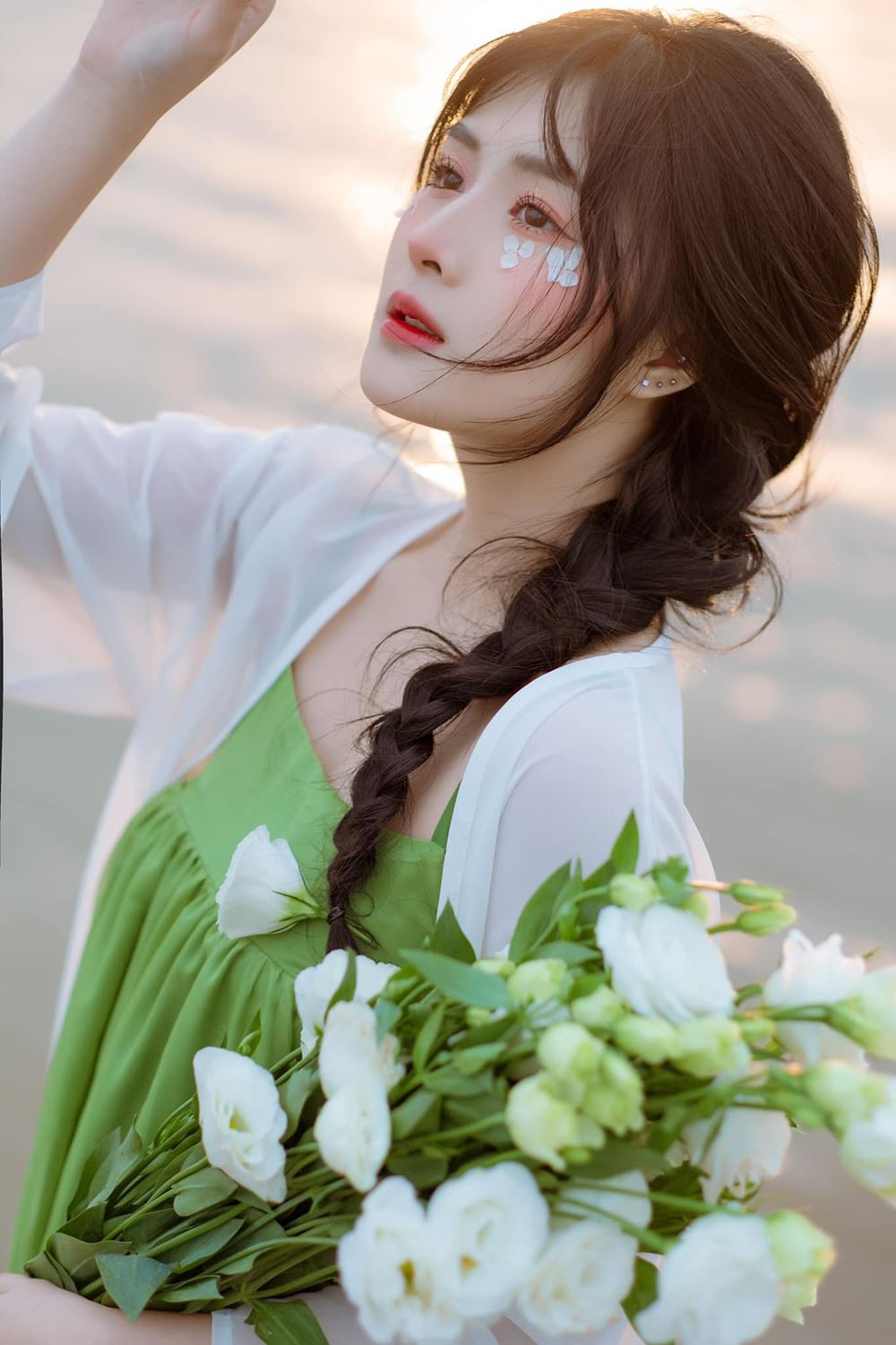 Sau khi bộ ảnh được đăng tải, hàng trăm người dùng mạng xã hội đã dành lời khen ngợi cho vẻ đẹp này của nữ streamer xứ Thanh - Quỳnh Alee.