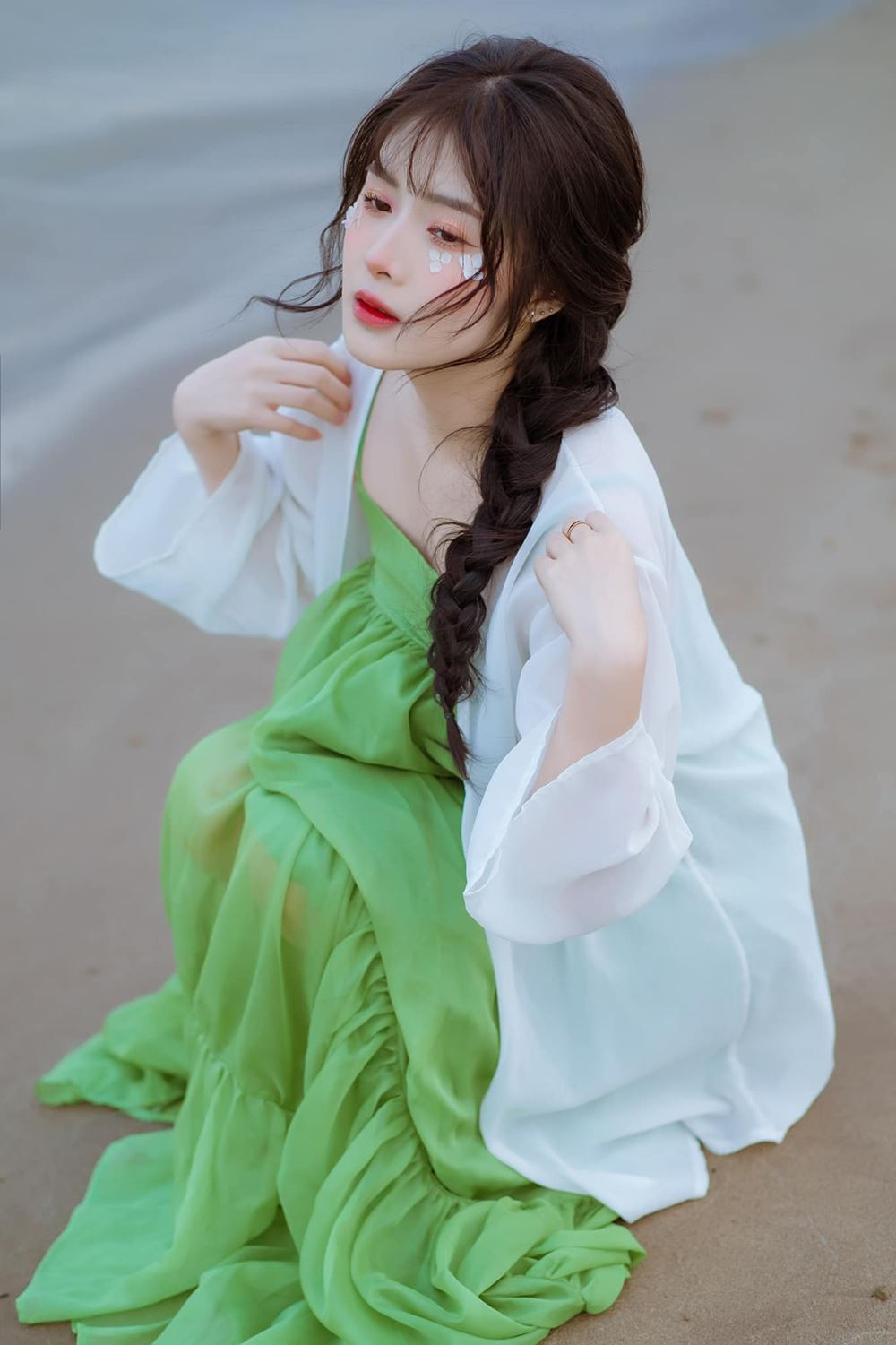 Thay vào đó, Quỳnh Alee cố gắng thay đổi mình theo chiều hướng tích cực, và sẽ dùng tài năng của mình để lấy lại lòng tin của mọi người.