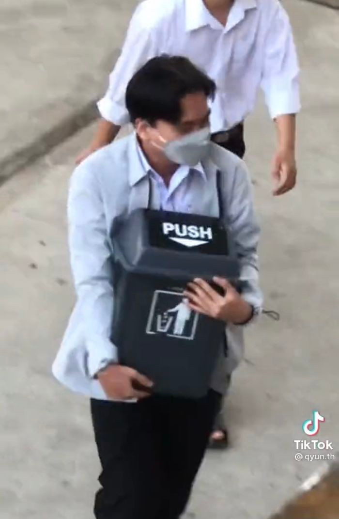 Những vật dụng sinh hoạt gia đình đột nhiên “biến hình” đến lớp cùng Gen Z khiến ai nấy không khỏi bất ngờ bởi tính sáng tạo thú vị này.