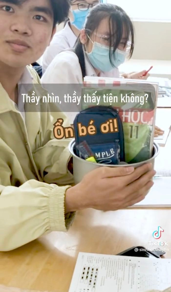 Được biết, trào lưu này có tên là “Anti back pack day”. Với trào lưu mạng này thế hệ Gen Z có thể thỏa sức sáng tạo để thay thế chiếc cặp đi học nhàm chán bằng những vật dụng trong gia đình miễn là có thể chứa được dụng cụ học tập và cặp sách của mình.