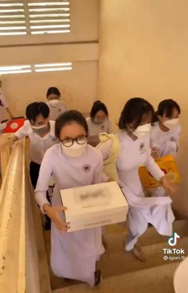 Cụ thể, thay vì dùng cặp để đựng dụng cụ học tập thì các bạn học sinh Gen Z đã tận dụng các dụng cụ trong gia đình để thay thế.