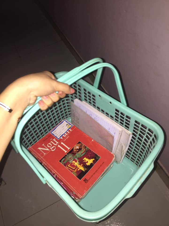 Bên cạnh những trào lưu “vứt cặp đi học, có gì xách đó” những món phụ kiện vô cùng độc lạ cũng xuất hiện và đồng hành cùng Gen Z những ngày tới trường.