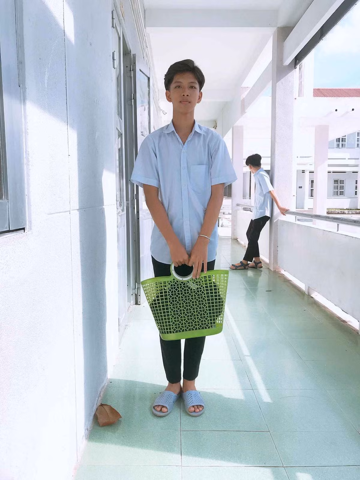 Những lần bắt trend cực gắt này cũng khiến các giáo viên trong trường không khỏi thắc mắc không biết là chuyện gì đang xảy ra. Nhiều video ghi lại khoảnh khắc hoang mang của giáo viên cũng làm dân mạng vô cùng thích thú.