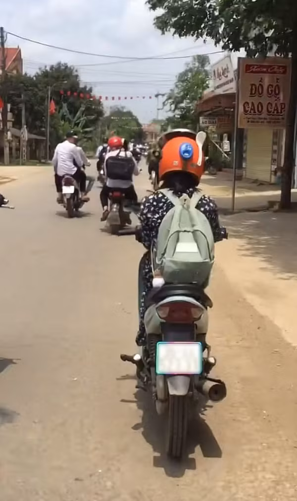 Đây có thể là cú bắt trend độc đáo nhất từ trước đến giờ được hưởng ứng khá đông đảo. Không chỉ riêng một cá nhân nào đó thực hiện mà như chúng ta thấy đó là sự đồng lòng của cả tập thể lớp, kể cả ban cán sự cũng tham gia "đu" trend nốt.