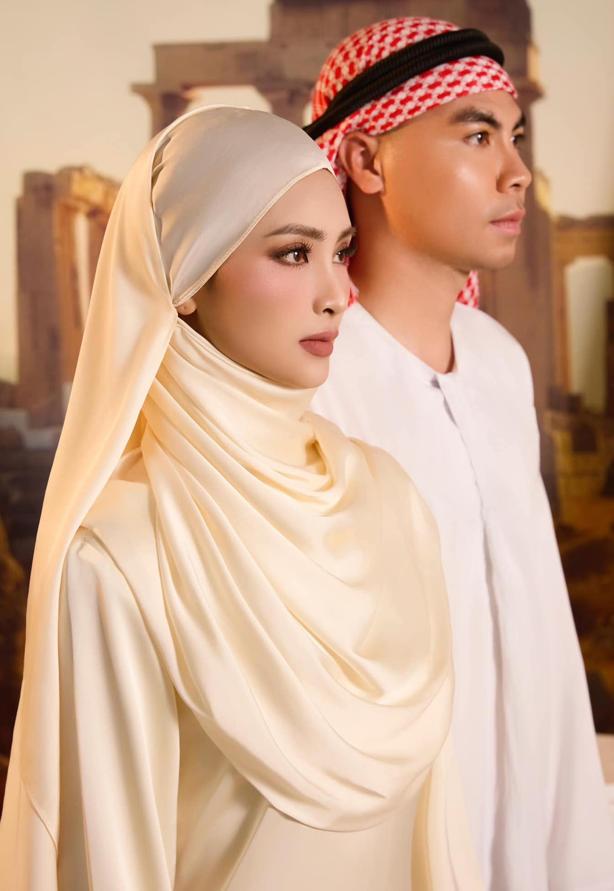 Trong khi đó, bạn bè và người hâm mộ của cả hai đều chúc mừng cặp đôi. Các cầu thủ Quế Ngọc Hải, Hồ Tấn Tài, Trần Đình Trọng, Phan Văn Đức... cùng để lại bình luận hài hước.