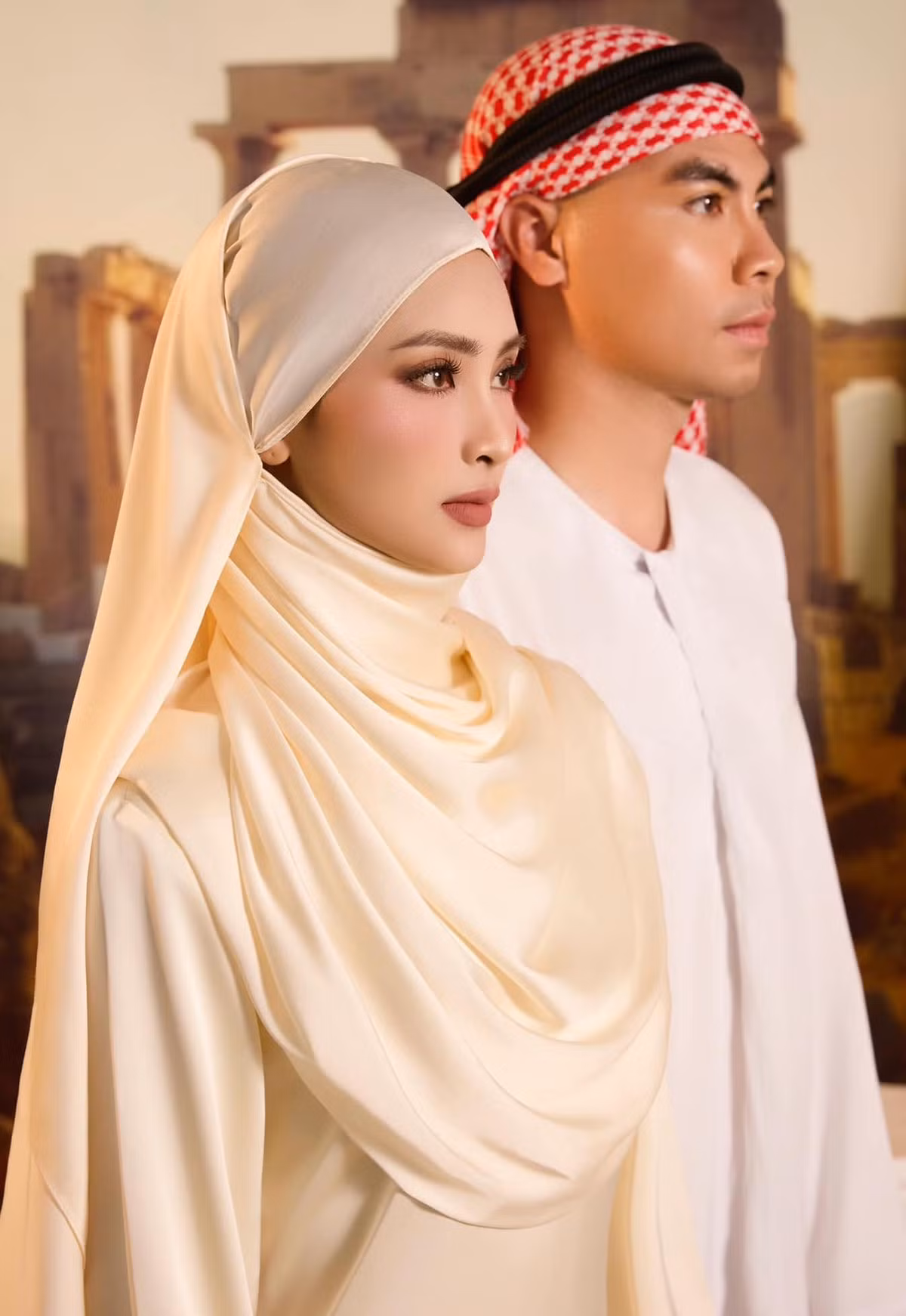 Trong khi đó, bạn bè và người hâm mộ của cả hai đều chúc mừng cặp đôi. Các cầu thủ Quế Ngọc Hải, Hồ Tấn Tài, Trần Đình Trọng, Phan Văn Đức... cùng để lại bình luận hài hước.