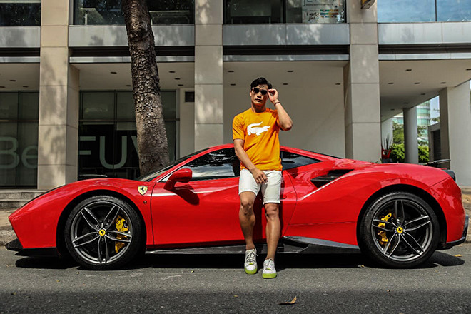 Dưới bài viết, người này đã vào bày tỏ sự thương cảm: "Khổ thân em tôi, phải bán cả xe để trả nợ". Thủ thành xứ Thanh đã lầy lội đáp lại: "Bán xe chưa đủ anh ạ. Anh bán nốt em đi".