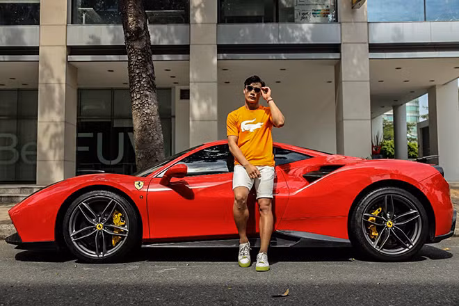 Dưới bài viết, người này đã vào bày tỏ sự thương cảm: "Khổ thân em tôi, phải bán cả xe để trả nợ". Thủ thành xứ Thanh đã lầy lội đáp lại: "Bán xe chưa đủ anh ạ. Anh bán nốt em đi".