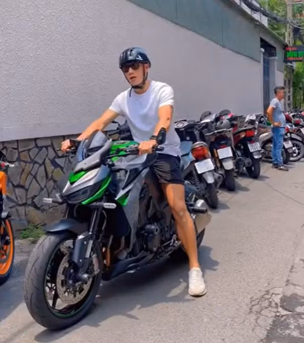 Mới đây, thủ môn Bùi Tiến Dũng đã sắm thêm cho mình chiếc mô tô phân khối lớn Kawasaki Z1000R đời 2020.