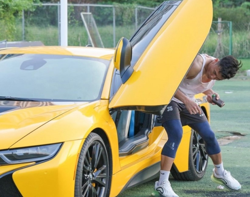 Cụ thể, chiếc xe siêu xe bị đồn Bùi Tiến Dũng bán đi để trả nợ được anh mua vào hồi đầu năm 2021 với giá khoảng 8 tỷ đồng. Nhưng khi rao bán lại chỉ với giá hơn 3 tỷ.