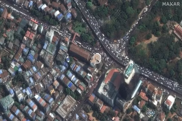 Lực lượng an ninh Myanmar triển khai gần đại sứ quán Mỹ ở Yangon. Ảnh: MAXAR