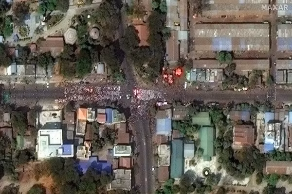 Hinh anh bieu tinh o Myanmar nhin tu ve tinh-Hinh-3