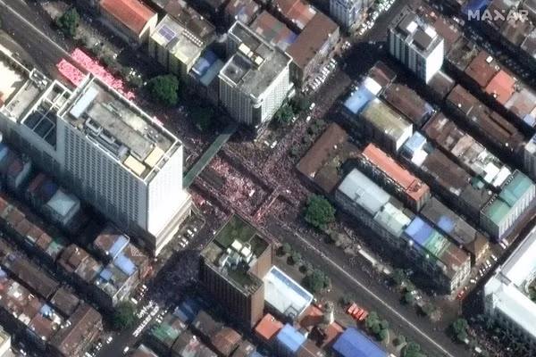 Hinh anh bieu tinh o Myanmar nhin tu ve tinh