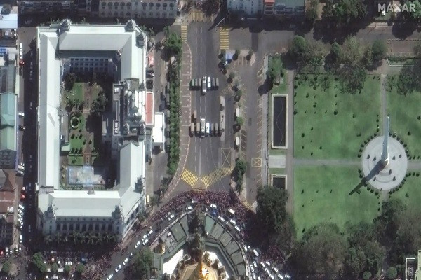 Hinh anh bieu tinh o Myanmar nhin tu ve tinh-Hinh-6