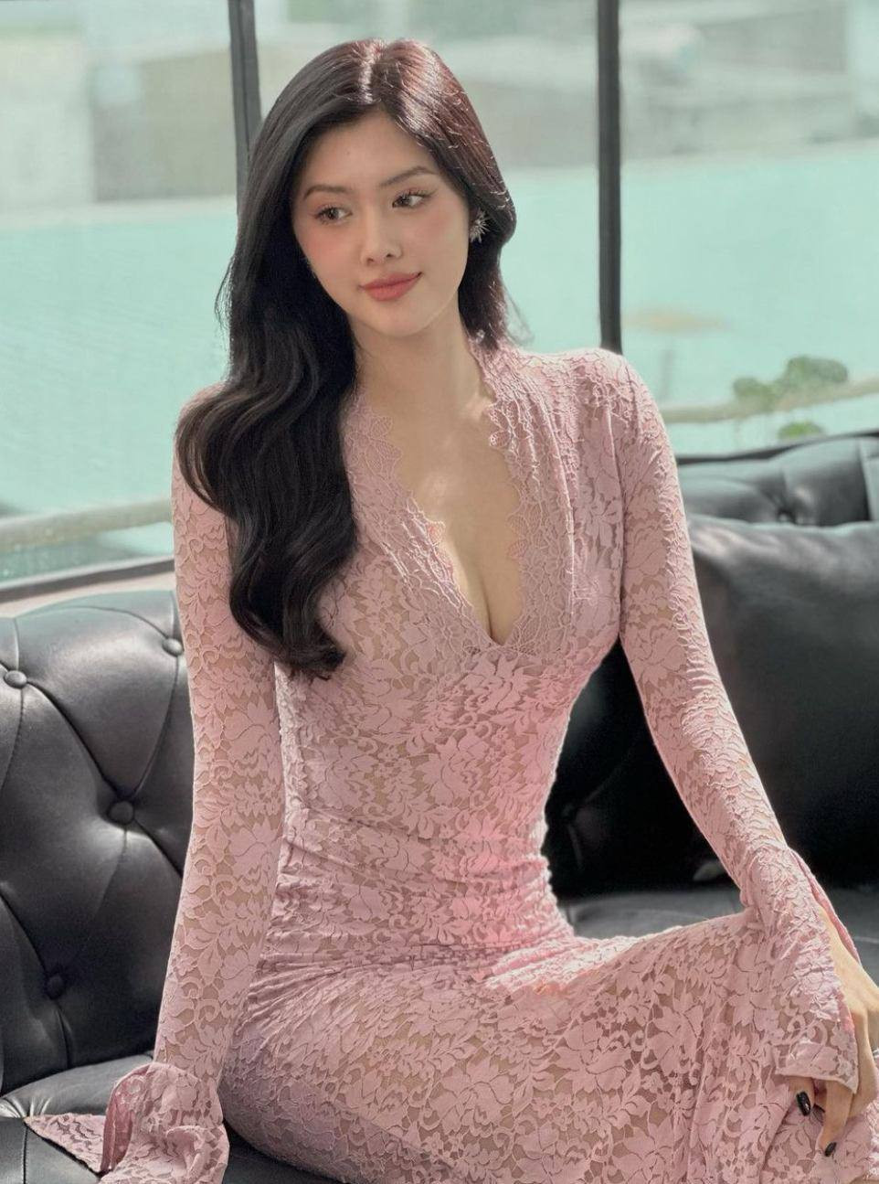 Trên trang cá nhân, cựu "gà cưng" Vũ Khắc Tiệp thường xuyên chia sẻ những khoảnh khắc đời thường của mình, trong đó gu ăn mặc cuốn hút, đơn giản nhưng khoe được nét đẹp hình thể của cô cũng là điều khiến nhiều người chú ý.