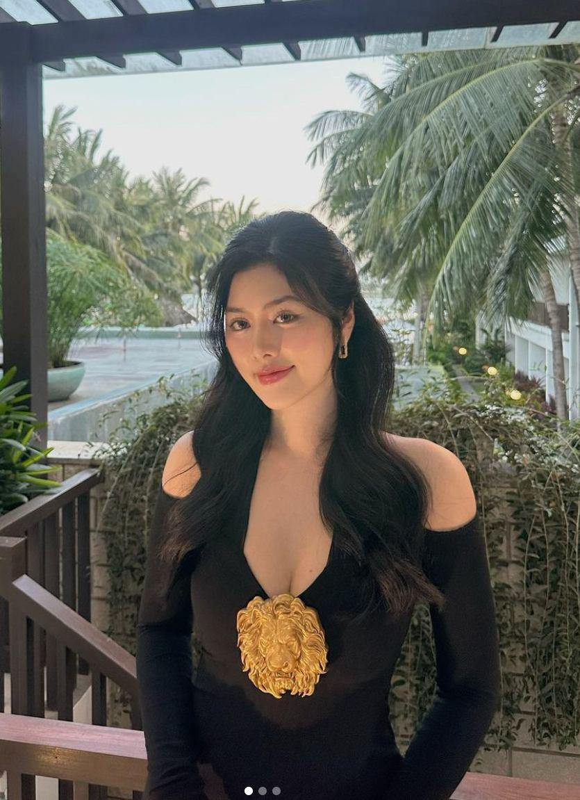 Để khiến kiểu đồ yêu thích không trở nên một màu, Huỳnh Tiên thường biến tấu bằng cách chọn chất liệu khác biệt, đa dạng từ ren, voan đến thun... màu sắc cũng có khi pastel, nhẹ nhàng hay in ấn hoa nhí đáng yêu, tùy theo môi trường và hoàn cảnh sử dụng.