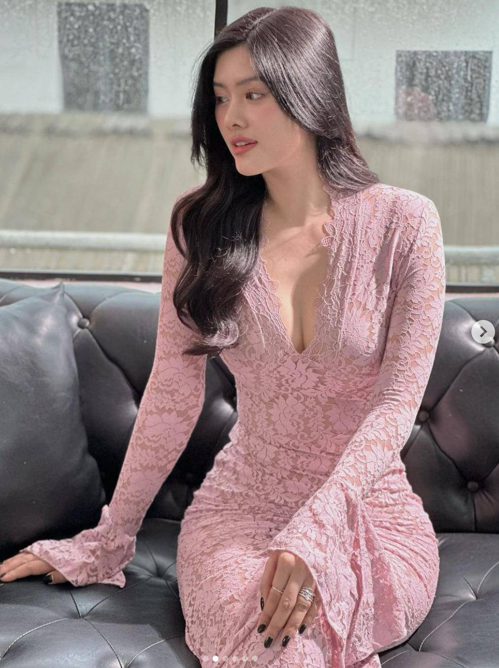 Huỳnh Tiên là một trong những người đẹp nhận được rất nhiều chú ý của công chúng. Ngoài sở hữu gương mặt xinh đẹp, chân dài còn sở hữu chiều cao 1,82m đáng ngưỡng mộ.