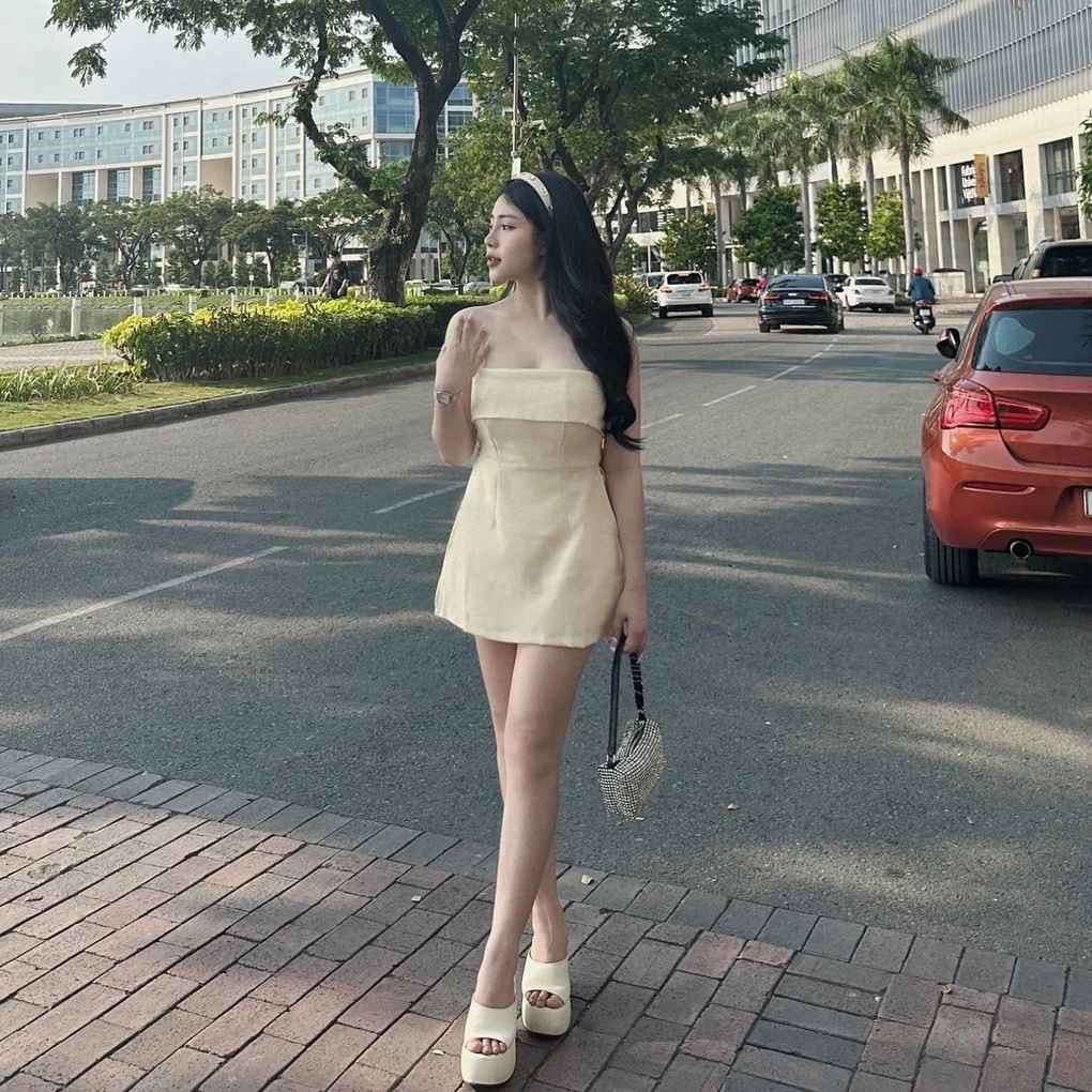 Chu Hồng Nghi (SN 2003, Hải Phòng) là người mẫu ảnh, làm công việc bán hàng mỹ phẩm trực tuyến trên mạng xã hội. Hiện tại, người đẹp sinh sống và hoạt động chủ yếu ở TPHCM.