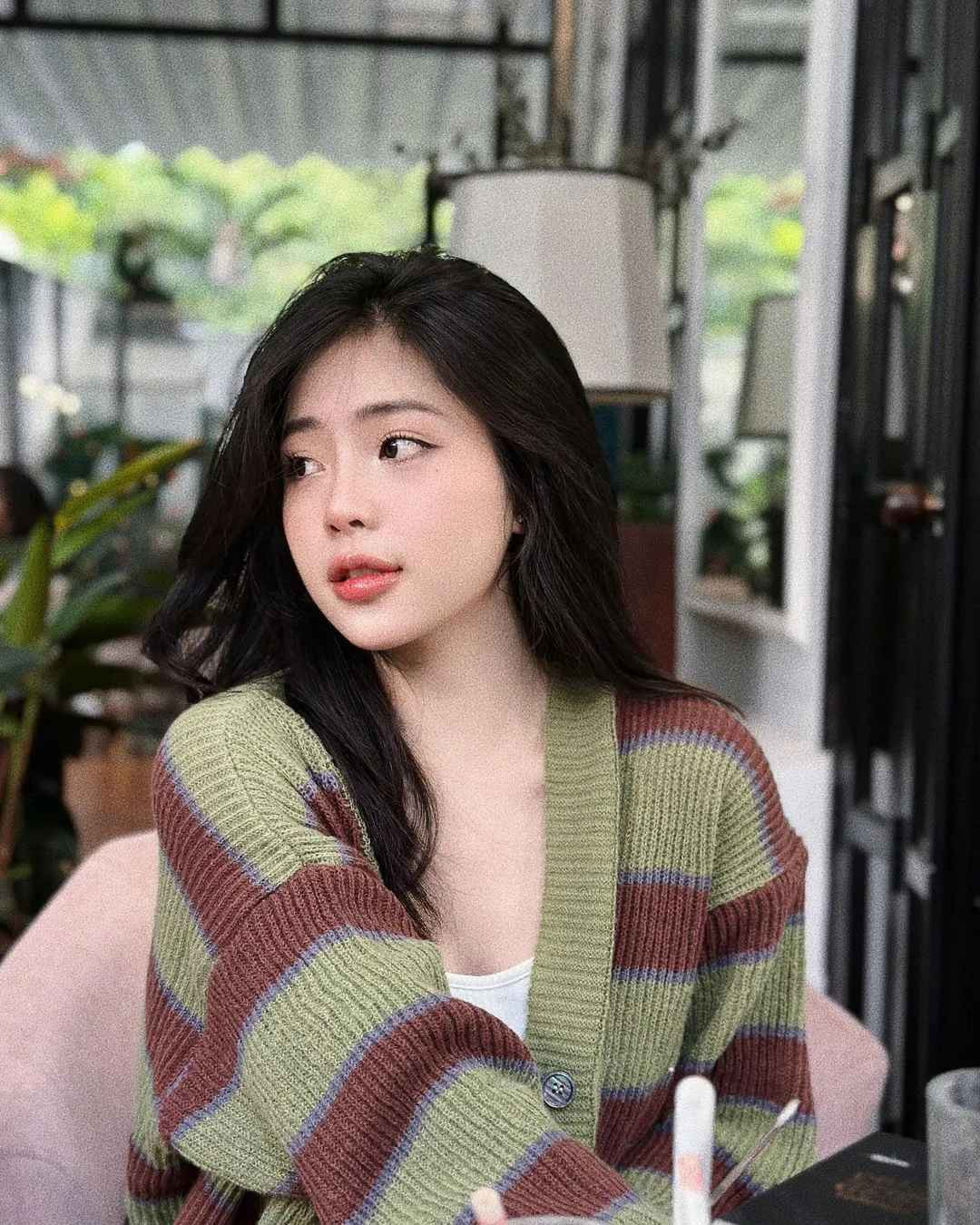 Bước sang lứa tuổi 20, Hồng Nghi trở nên trưởng thành, quyến rũ hơn. Không còn là cô nàng "bánh bèo", dễ thương, người đẹp gốc Hải Phòng quyết tâm thay đổi và luôn cập nhật nhiều xu hướng làm đẹp thịnh hành.