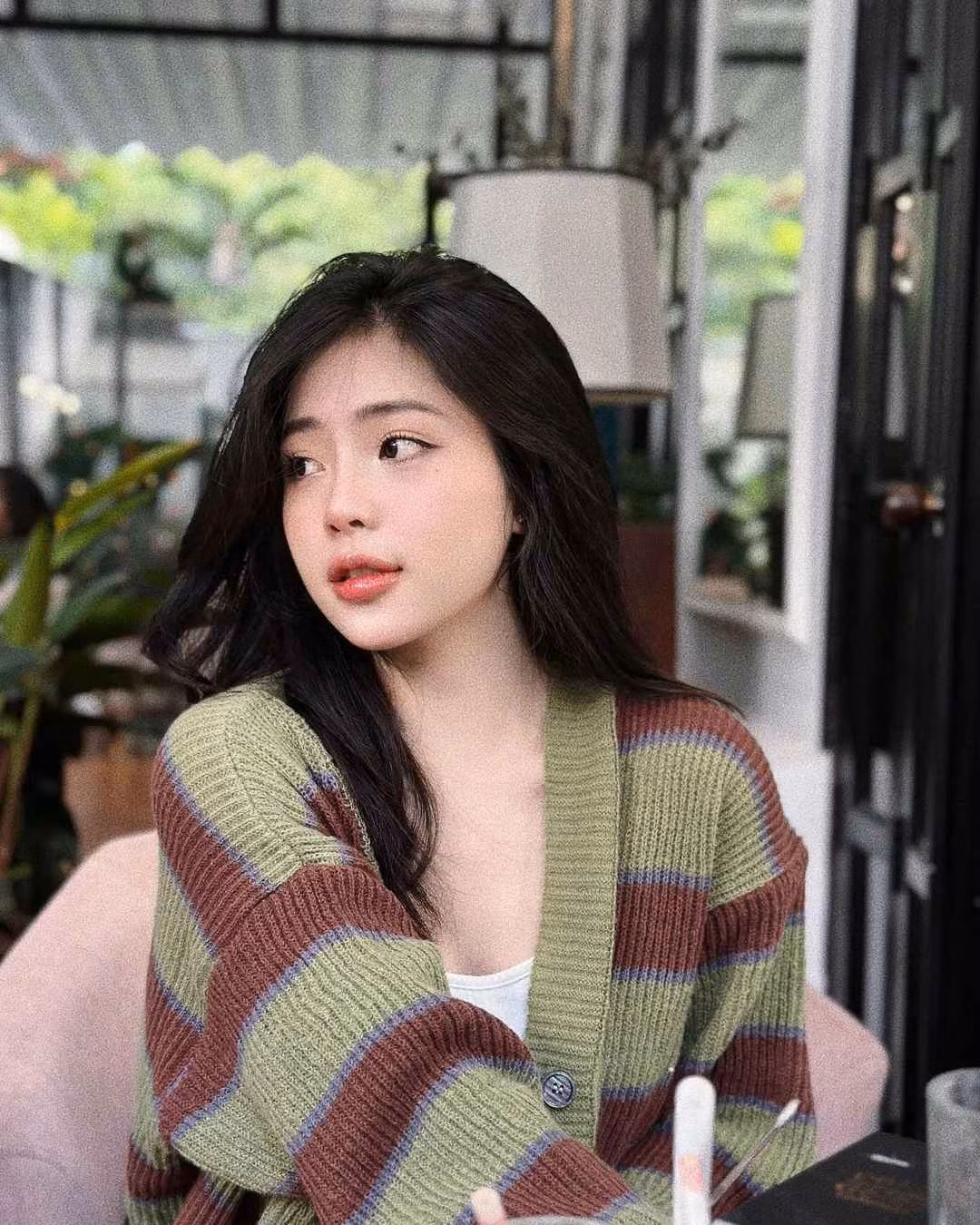 Bước sang lứa tuổi 20, Hồng Nghi trở nên trưởng thành, quyến rũ hơn. Không còn là cô nàng "bánh bèo", dễ thương, người đẹp gốc Hải Phòng quyết tâm thay đổi và luôn cập nhật nhiều xu hướng làm đẹp thịnh hành.