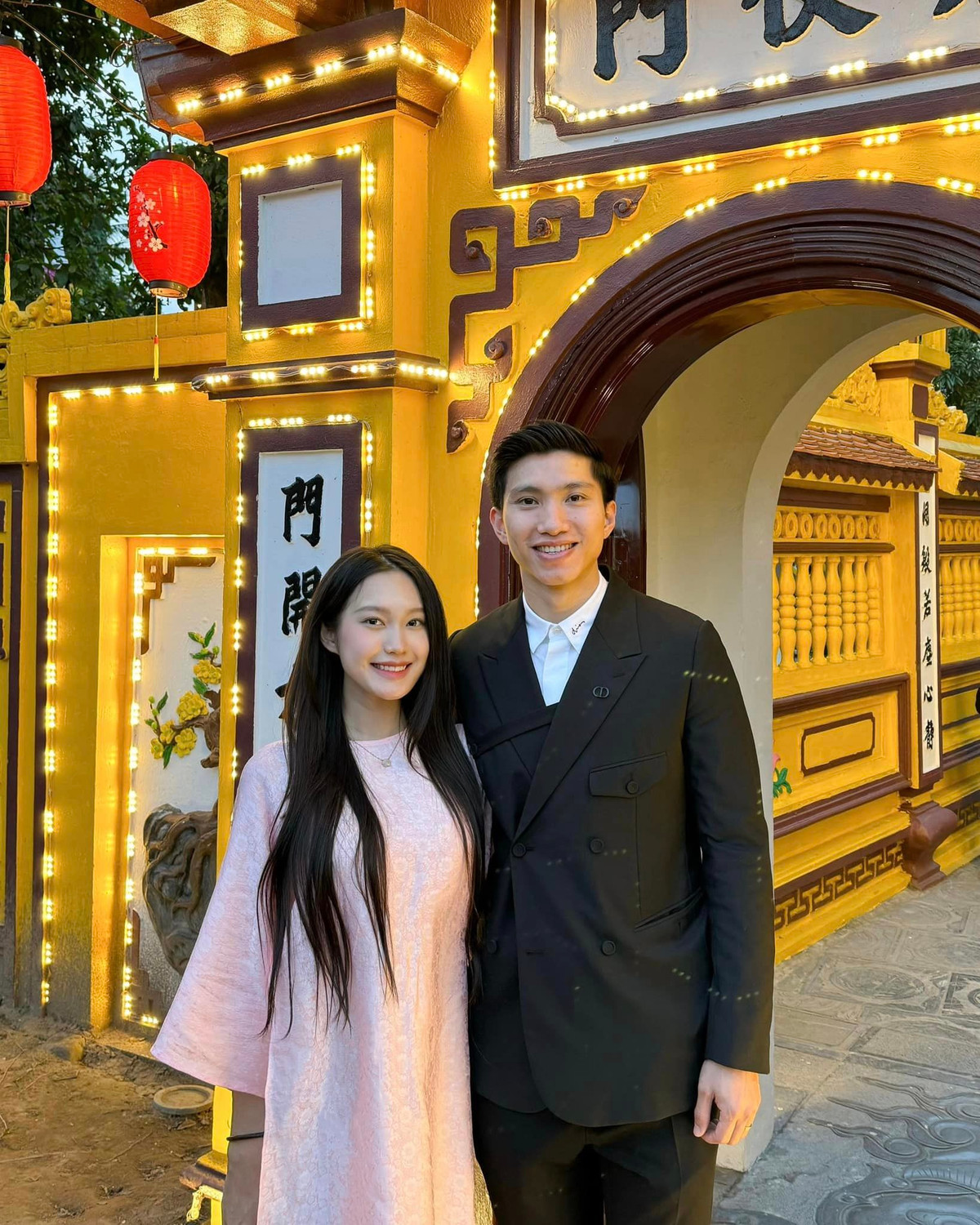 Điều trên khiến dân mạng không khỏi thắc mắc. Người quen của Văn Hậu và Hải My còn bình luận thăm dò, hỏi xem nam cầu thủ đã tặng gì cho vợ vào ngày Valentine đầu tiên khi cả hai trở thành vợ chồng.