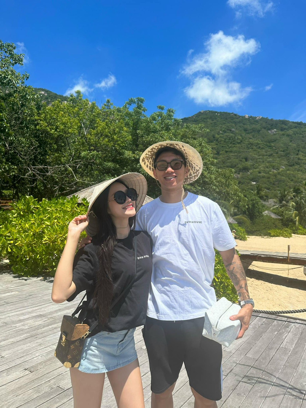 Vợ chồng Văn Hậu và Hải My không chia sẻ hình ảnh đi hẹn hò hay ảnh quà tặng dành cho nhau như những dịp khác, mà chỉ đăng lại một tấm ảnh cũ khi cặp đôi đi du lịch trước thềm đám cưới.