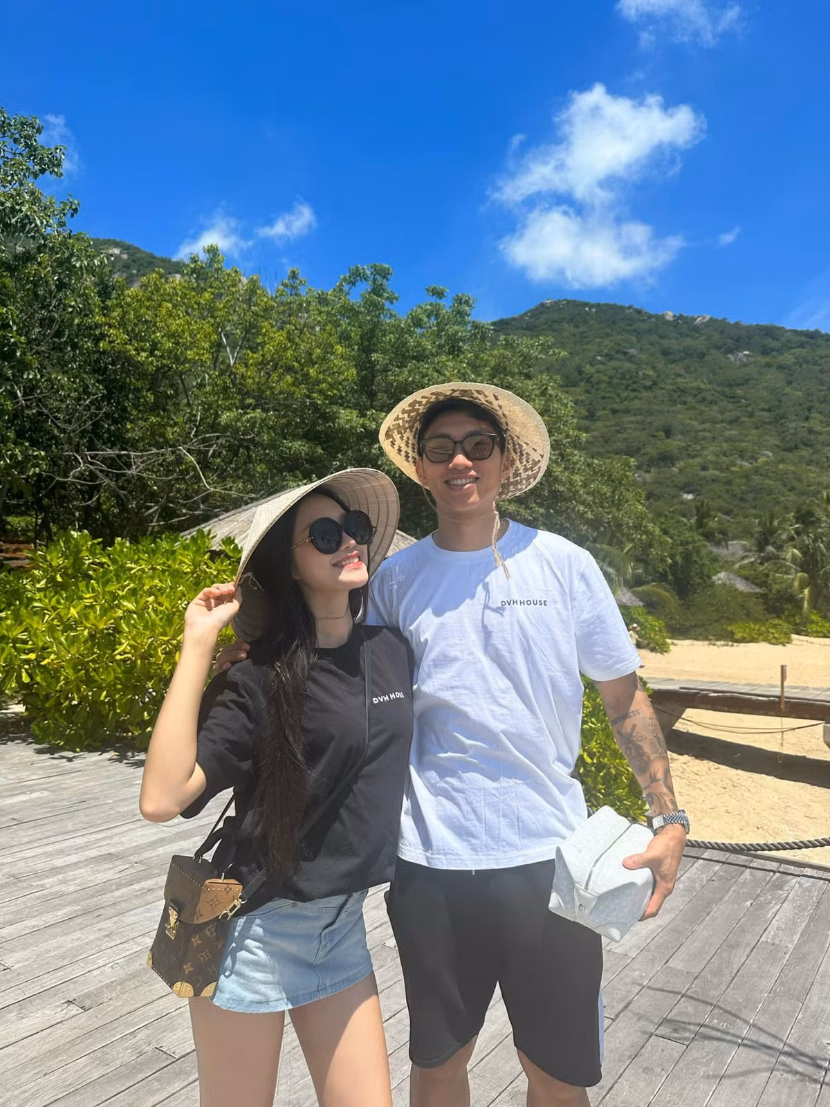 Vợ chồng Văn Hậu và Hải My không chia sẻ hình ảnh đi hẹn hò hay ảnh quà tặng dành cho nhau như những dịp khác, mà chỉ đăng lại một tấm ảnh cũ khi cặp đôi đi du lịch trước thềm đám cưới.