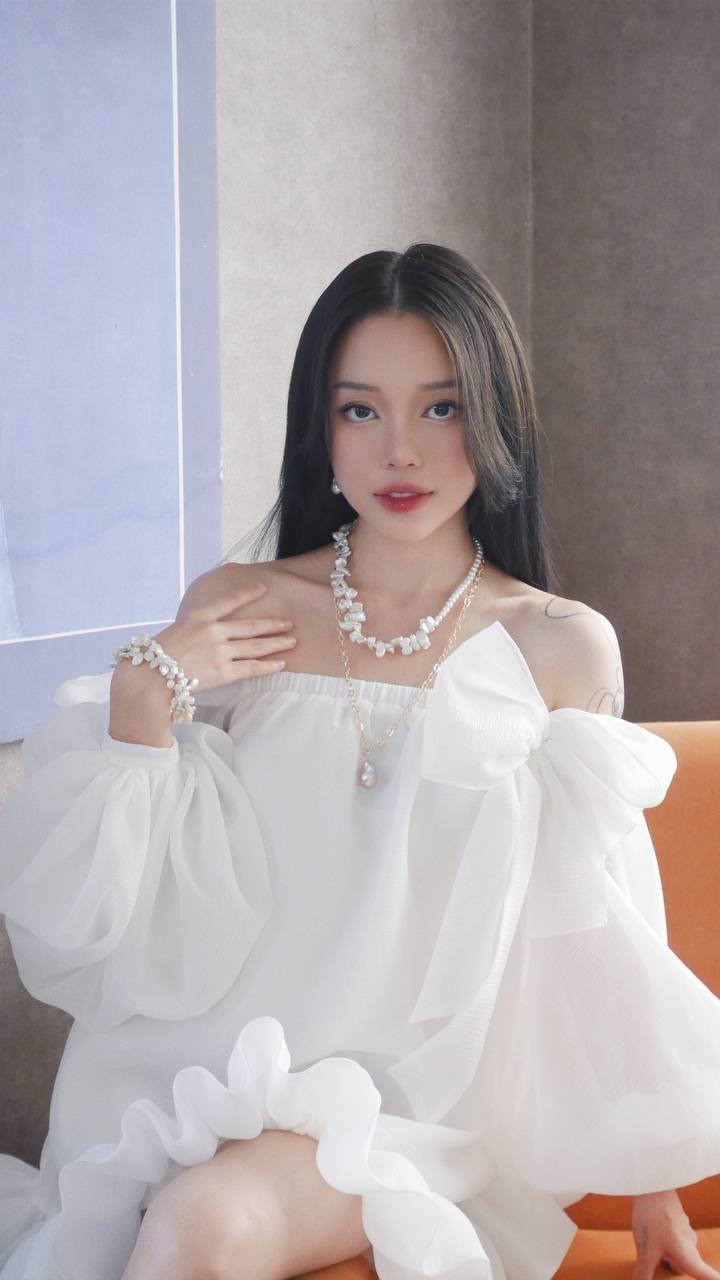 Phía dưới chia sẻ của Linh Ngọc Đàm, netizen đã để lại nhiều bình luận khác nhau. Có người nhận xét ít nhất thì Linh cũng đã chia tay rồi mới chính thức quen người khác.