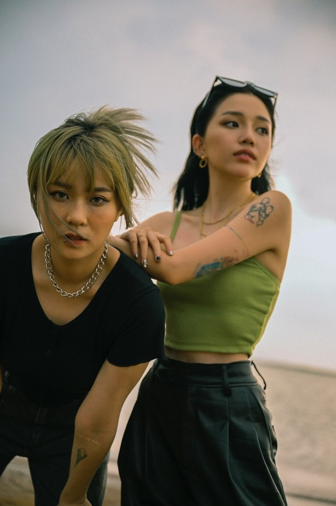 Dù chưa rõ thời điểm chính xác xuất hiện chia sẻ của Linh Ngọc Đàm nhưng cư dân mạng cho rằng clip này đã có từ khá lâu, bây giờ được cut ra và đăng lại. Bởi kiểu tóc này không giống như hình ảnh mới của Linh và những đường nét trên gương mặt cũng có sự khác biệt so với hiện tại.