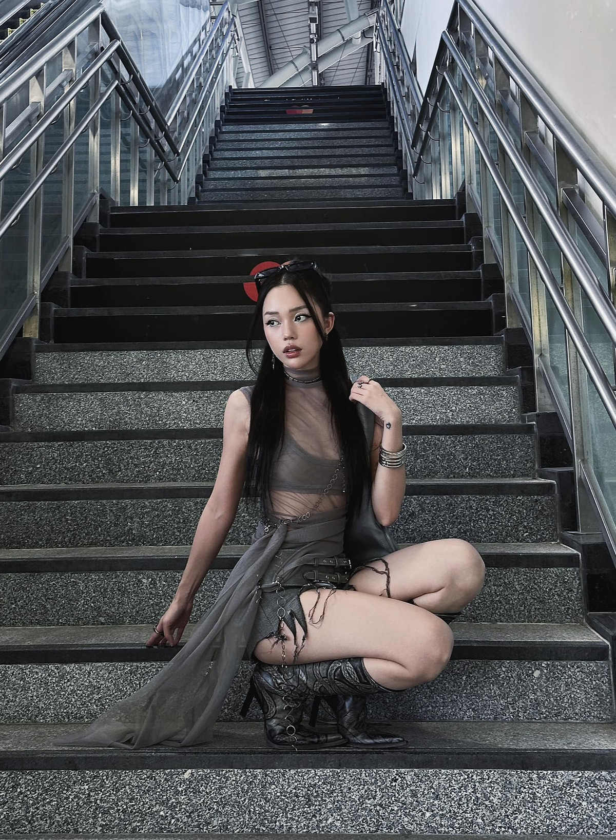 Năm 2021, Linh Ngọc Đàm khoe quà sinh nhật của MisThy tặng cho mình và bật khóc vì xúc động. Cô cho biết thời điểm đó MisThy bị mất kênh YouTube phải xây dựng lại từ đầu, chỉ số không cao trong khi đó trên vai còn gánh nhiều trách nhiệm với gia đình, người thân. Dẫu vậy MisThy vẫn cố gắng không để Linh Ngọc Đàm phải thiệt thòi, tặng quà đắt tiền cho người yêu cũ kiêm bạn thân.