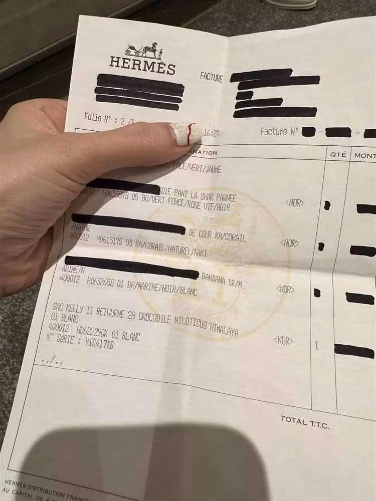 Đến 8/3, Đoàn Di Băng lại được chồng tặng thêm 1 túi Goyard phiên bản limited (khoảng 100 triệu), 3 túi Hermès với giá trị lần lượt là Hermes Kelly màu nâu da bò (giá hơn 600 triệu), Hermès Kelly da cá sấu Himalaya và 1 Hermès da cá sấu màu ngọc lục bảo hơn 5 tỷ đồng.