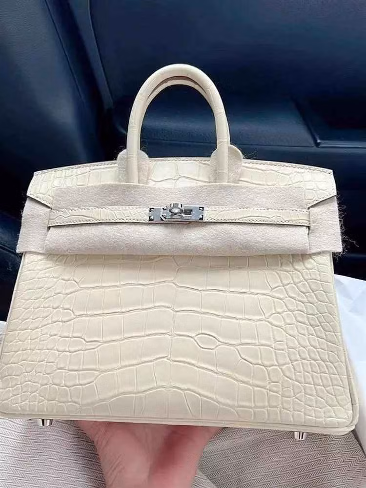 Cách đây khoảng 1 tháng, Đoàn Di Băng được ông xã Nguyễn Quốc Vũ tặng chiếc túi Hermès Birkin da cá sấu trắng trị giá khoảng 100.000 USD (hơn 2 tỷ đồng).
