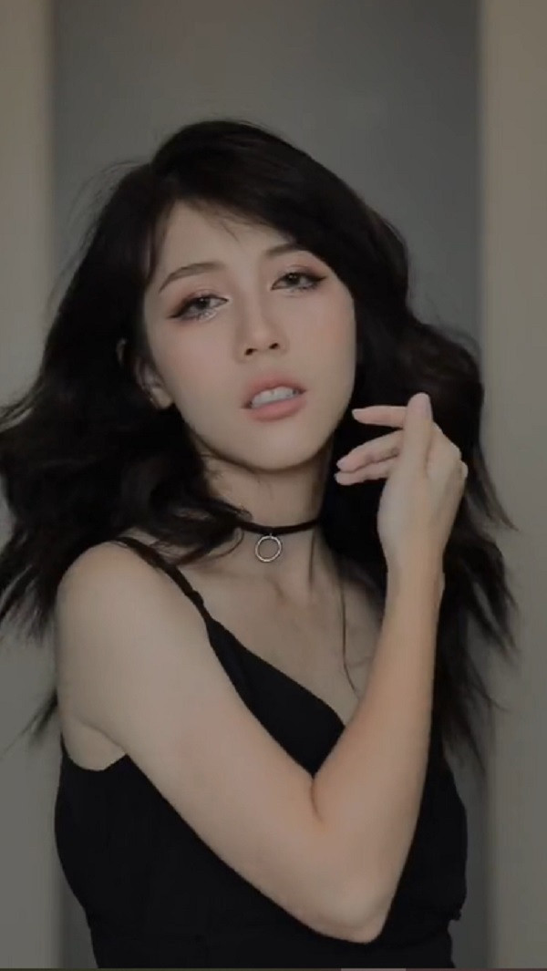 Trước khi biến hình, "thánh nữ nhạc chế" mặc một chiếc áo phông và búi tóc hai bên nhí nhảnh đúng với hình tượng thường ngày.