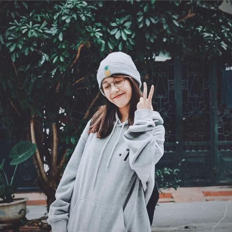 Dù đóng vai cô gái thôn quê, nhân vật trong truyện cổ tích hay nữ sinh tinh nghịch…Hậu Hoàng đều khiến khán giả hài lòng vì nét diễn “thật” nhưng không kém phần hài hước, mang lại tiếng cười sảng khoái cho người theo dõi.