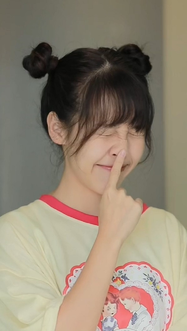 Tuy nhiên, sau đó Hậu Hoàng đã lột xác hoàn toàn. Cô nàng lựa chọn một chiếc váy hai dây màu đen quyến rũ. Đi kèm với đó là lớp trang điểm đậm cùng mái tóc được uốn xoăn bồng bềnh.