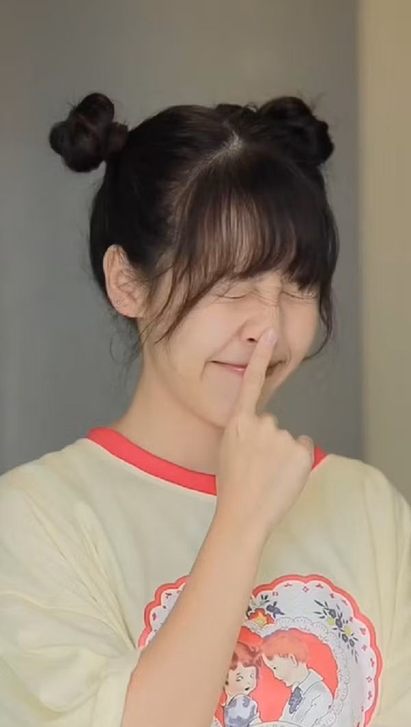 Tuy nhiên, sau đó Hậu Hoàng đã lột xác hoàn toàn. Cô nàng lựa chọn một chiếc váy hai dây màu đen quyến rũ. Đi kèm với đó là lớp trang điểm đậm cùng mái tóc được uốn xoăn bồng bềnh.