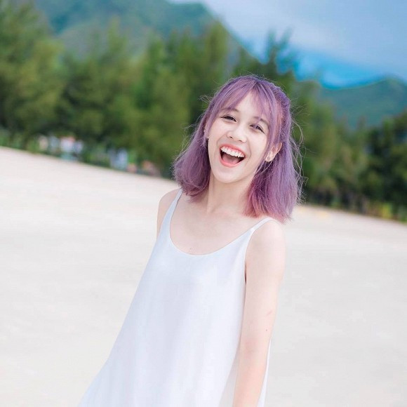 Khi làm YouTube Hậu Hoàng khá thông minh khi chọn cho mình những đề tài dễ gần, thân thuộc như nông thôn, học đường… Và trong mỗi tác phẩm này, cô đều có màn thay đổi phong cách ấn tượng.