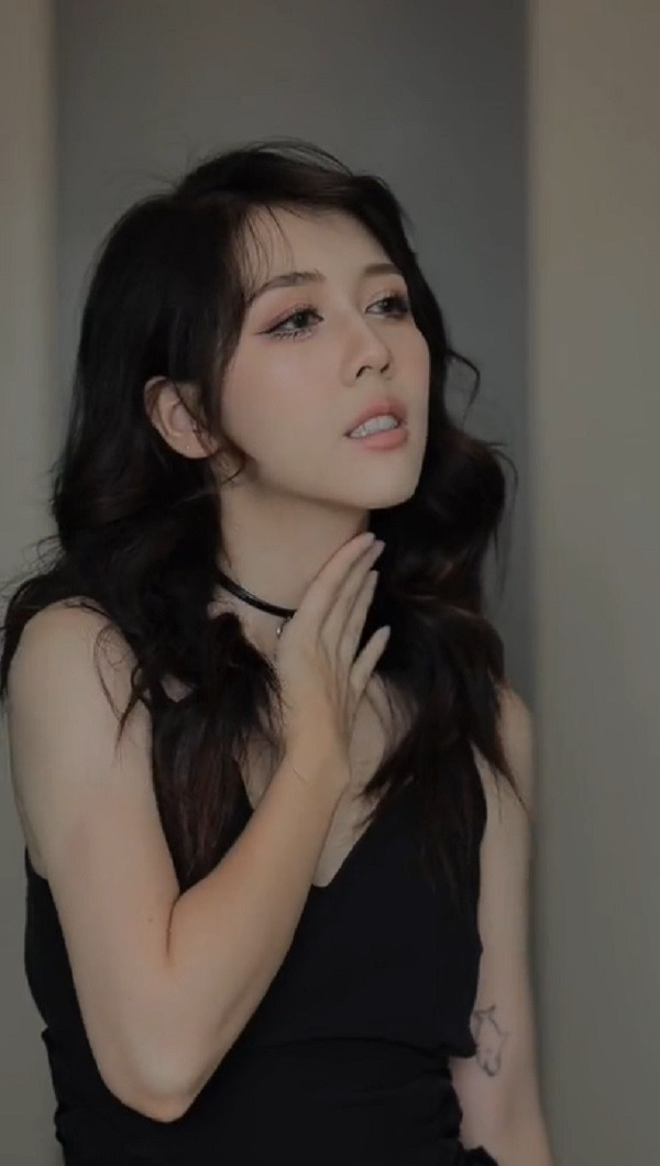 Mới đây, "thánh nữ nhạc chế" Hậu Hoàng khiến khán giả phải trầm trồ với màn “biến hình” đầu năm mới của mình.