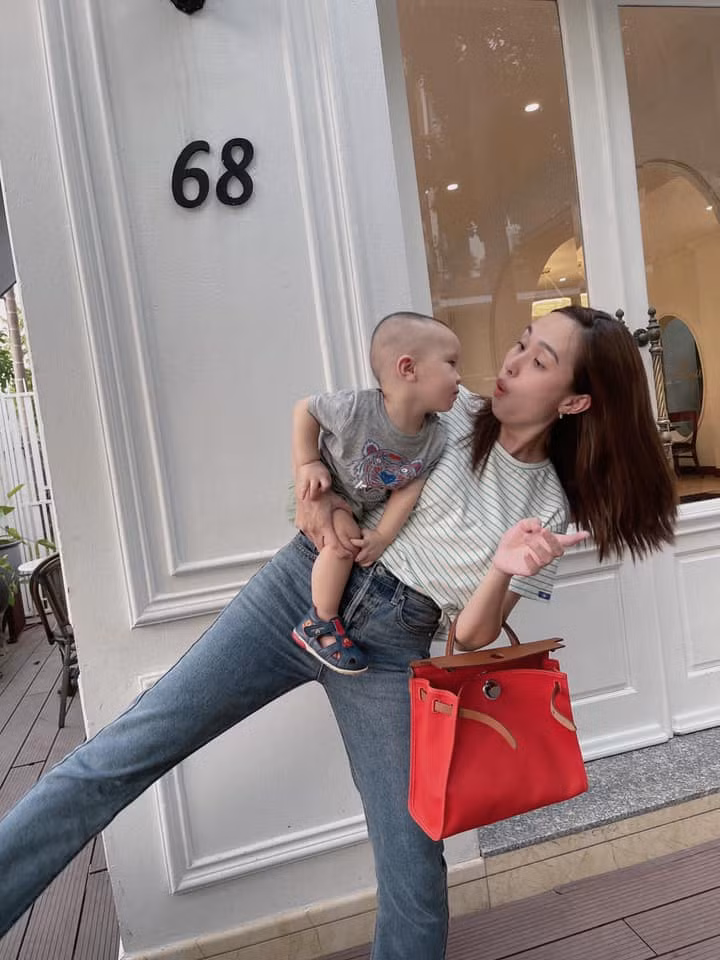 Những thay đổi của Huyền Mi về ngoại hình đến từ việc đổi kiểu tóc mới và update phong cách ăn mặc sang trọng, thần thái chín muồi thấy rõ.